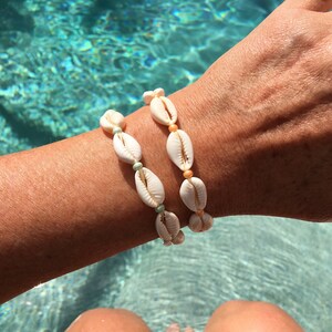 Armband kauri-schelp met trendy rocailles – strandvakantie – verstelbare sluiting – perfect beachy cadeau