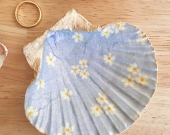 Scallop Seashell Ring Dish with Floral Design - Coastal Home Decor, Beach-Inspired Housewarming Gift