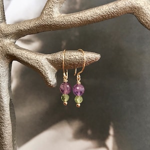 Pendants d&#39;oreilles en péridot et améthyste : des bijoux naturellement élégants, faciles à offrir