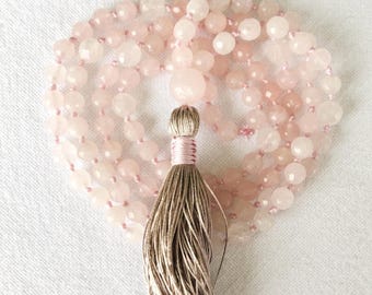 Rosenquarz-Halskette mit Rosenquarz-Anhänger – ohne Verschluss, ohne Metall, Boho-Chic & handgemacht
