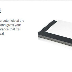 Puede incluir: Una impresi&oacute;n met&aacute;lica blanca con un respaldo de espuma negra y un marco de metal plateado. La impresi&oacute;n se monta en la pared mediante un agujero precortado en la parte superior, lo que da la apariencia de que flota a 6 mm de la pared.
