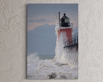 Faro de South Haven helado sobre salpicaduras en el muelle - Impresión vertical / Fotografía de invierno de Michigan / Arte de la pared de los Grandes Lagos