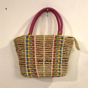 Vintage - Sommer Spaß mit diesem Reißverschluss Stroh Handtasche aus multi - farbigeN Vinyl-Bänder im ganzen Stroh gewebt.