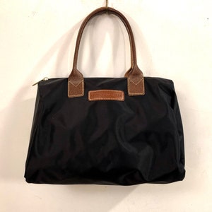Guillermina Baeza - Une belle sacoche noire en polyester zippée ou &quot;mini&quot; sac de sport