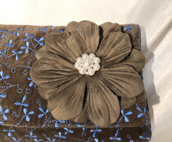 GAP - A soft velvety clutch with a lovely embroid… - image 4