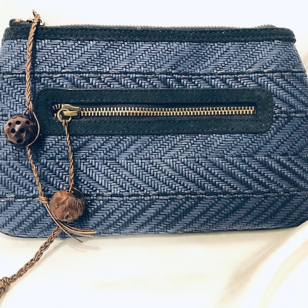 Vintage  - A woven straw navy blue zig-zag patterned clutch with  unique zipper pulls - nice!