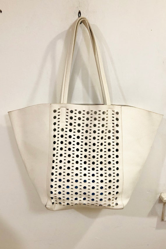 Vintage - A pebbly white leatherette tote with a d