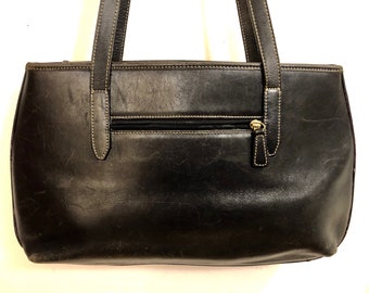 Mila A Paoli - Un precioso bolso de cuero negro con un generoso bolsillo exterior con cremallera
