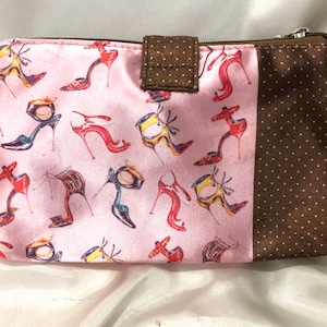 Bolsa de viaje cosmética - Un embrague de doble cara suave y sedoso de doble cara / bolsa cosmética con estampado de alto paso glamour gal zapatos bailando por todas partes