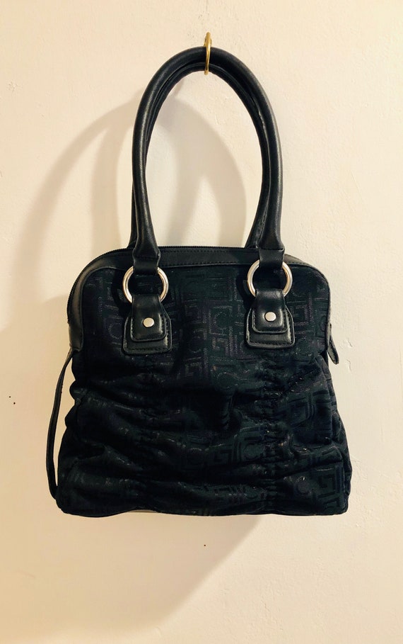 Liz Claiborne Un bolso de tela negro con el logotipo de LC tejido y reunido en varios lugares dandole un bonito aspecto disenado. Etsy Espana