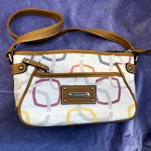 Rosetti - Un robusto bolso de hombro de lona crema con estilo con un patrón decorativo, ribete de bronceado y logotipo de metal Rosetti de la firma hermosa. Casual chic