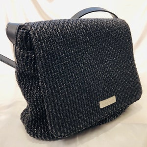 Nine West-een zwarte gehaakte Cross Body zadel tas met een grote flap, onderscheidend negen West-logo & verstelbare riem. Stijlvol, stoer, praktisch