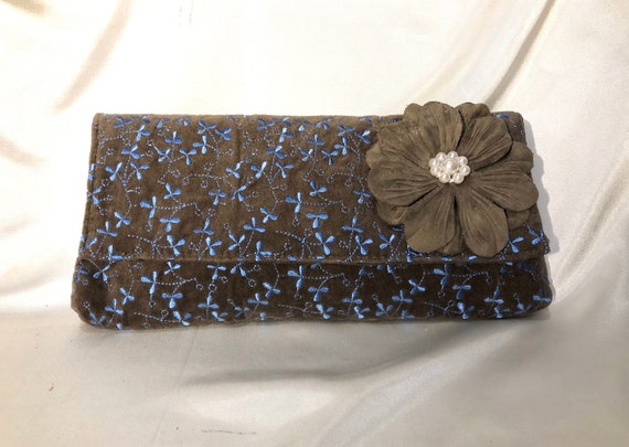 GAP - A soft velvety clutch with a lovely embroid… - image 1