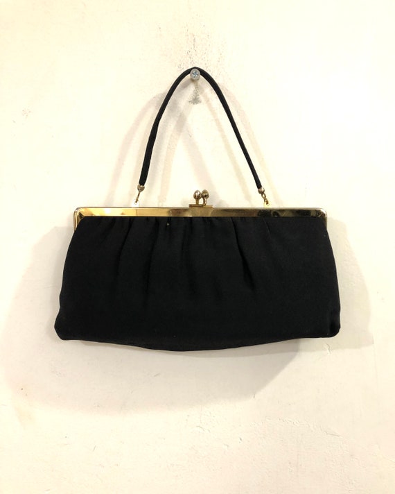Ande Una bolsa de noche crepe negro suave con un broche de beso de metal tononico de oro y marco con incrustacion negra brillante elegante Etsy Espana