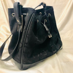 Liz Claiborne-Un tissu noir doux "satchel" tissé avec la signature Liz Claiborne triangle symbole - comprend une boucle magnifiquement conçu