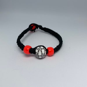 Red Soccer/Football Bead Macramé Bracciale