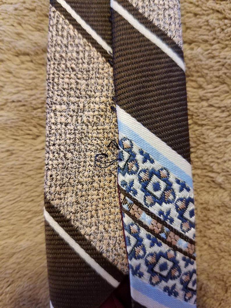 Classic Vintage 70/'s Textured Polyester Neck Tie Blue and Brown Patterned Stripes Regalon High Quality