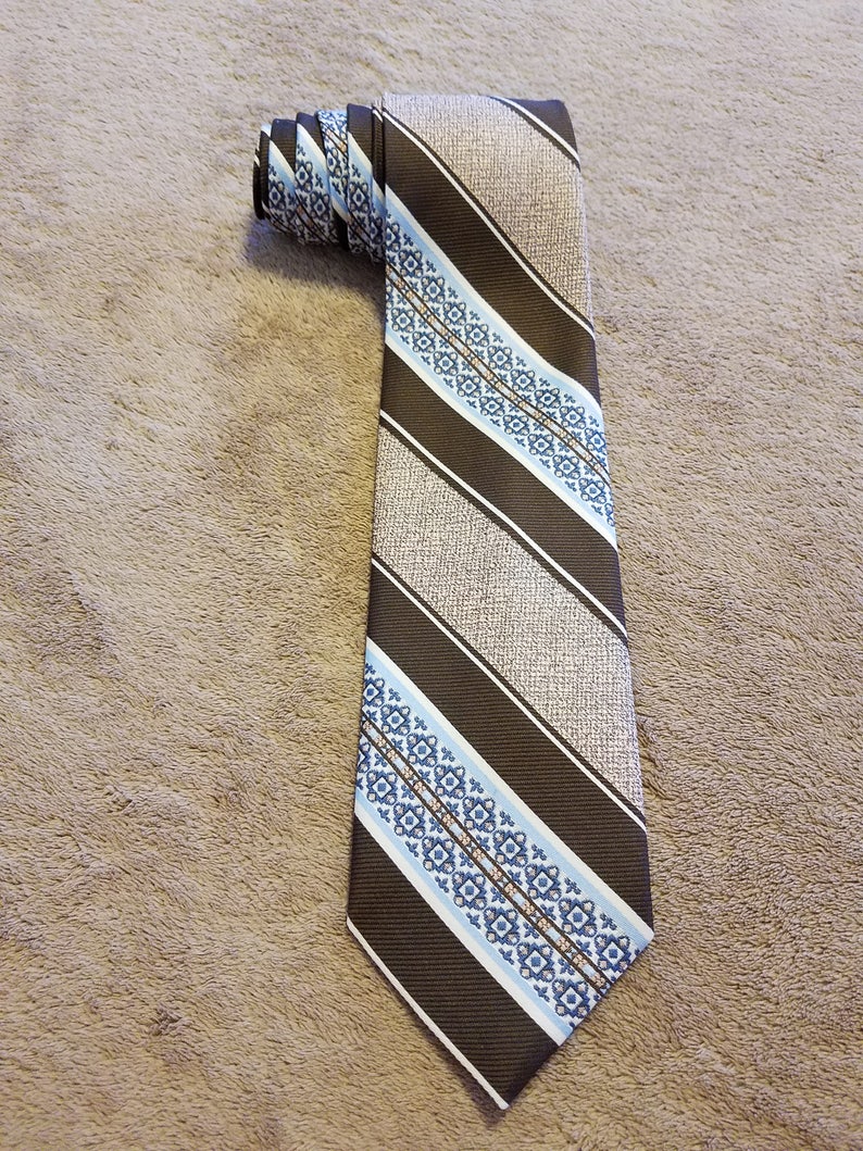 Classic Vintage 70/'s Textured Polyester Neck Tie Blue and Brown Patterned Stripes Regalon High Quality