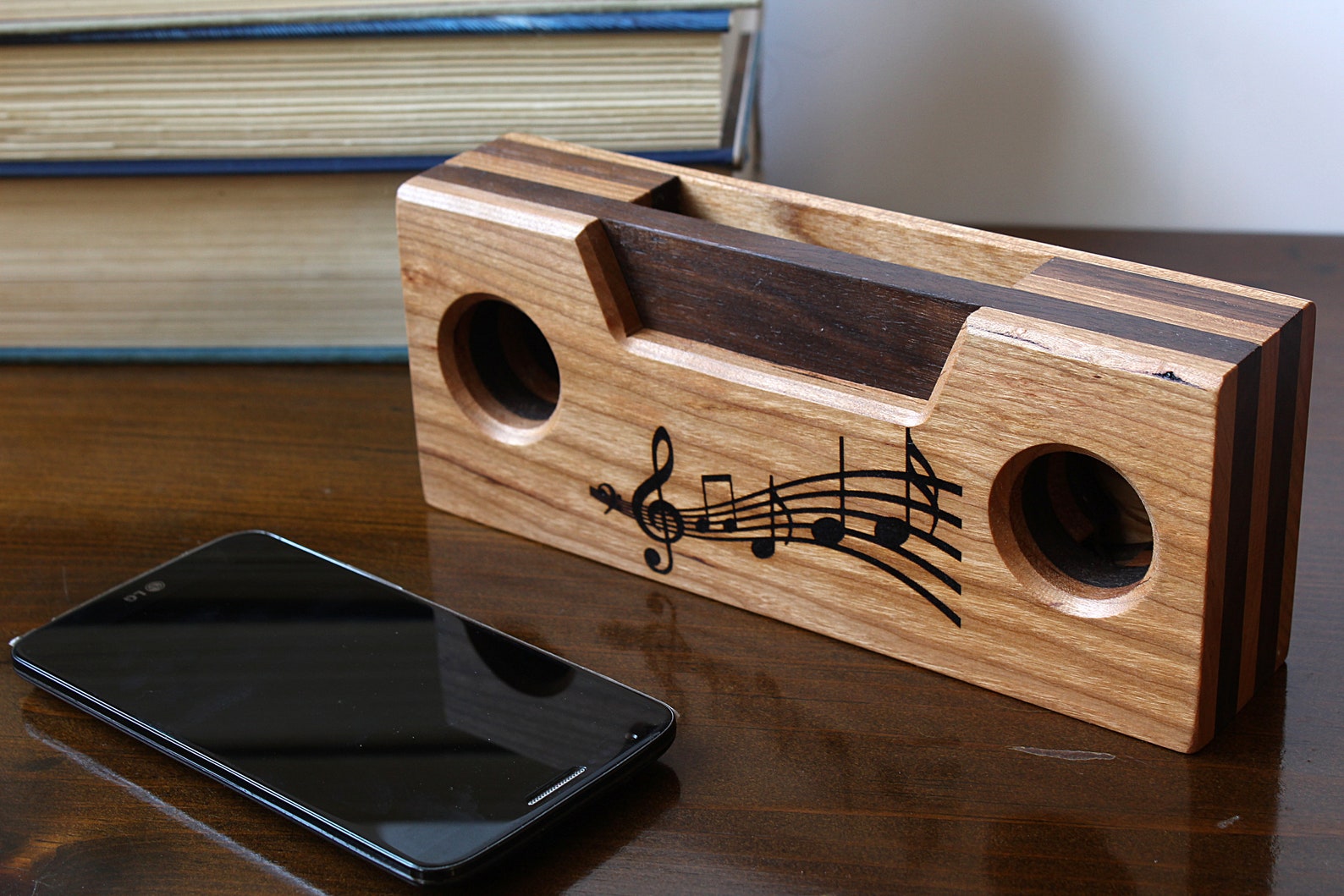 Станция wooden speaker. Wooden speakerphone. Wood phone speaker. Портативная колонка freecom tough bluetooth speaker. Деревянная колонка для телефона.