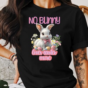 Uroczy T-shirt z nadrukiem No Bunny Loves Easter More Graphic Tee, idealna koszulka wielkanocna, uroczy T-shirt z ilustracją króliczka, strój do polowania na pisanki, wiosna