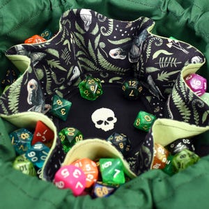 The Friedhof Gärtner Würfeltasche - 12er Set Taschenwürfel | Hält 84 Würfel | DnD Würfel Tasche | Auf Bestellung | Verliese und Drachen