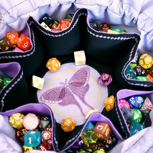 The Keeper&#39;s Dice Bag - 18 set geborduurde zak met dobbelstenen | Geschikt voor 130 dobbelstenen | DnD-zakje met dobbelstenen | Op bestelling gemaakt | Kerkers en draken