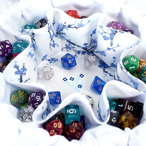Snöblommans tärningspåse - 12-tärningsset i fickformat | Rymmer 84 tärningar | D&D-tärningspåse | Tillverkad på beställning | Dungeons and Dragons