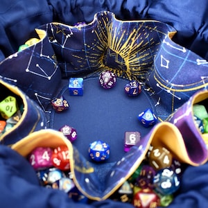 Le sac à dés du cosmologiste - Sac à dés avec poche | Deux tailles : 18 ensembles ou 12 ensembles | sac de dés du MdD | Fabriqué sur commande | Cadeau MdD