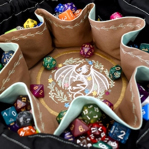 Würfeltasche des Draconologen - Bestickte mittlere Taschenwürfeltasche | Hält 18 Sets | DnD Würfel Tasche | Auf Bestellung | Verliese und Drachen