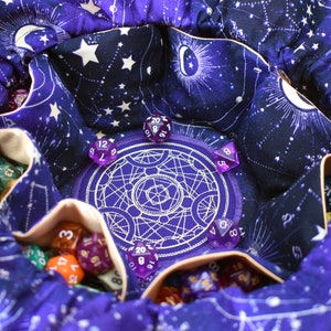 The Star Charter's Dice Bag - Bestickte Würfeltasche für mittlere Taschen | Hält 18 Sets | DnD Würfel Tasche | Auf Bestellung | Verliese und Drachen