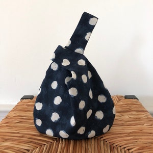 Small Knot Bag | Japanese cotton linen fabric | Beige on Navy | Cotton fabric lining | Japanese Bag | Totes | Handmade by Apples N&#39; Thyme