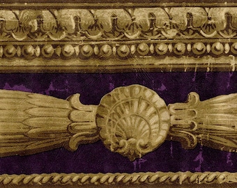 Puede incluir: Borde de papel tapiz dorado y morado con un patrón repetitivo de hojas estilizadas y un elemento decorativo central. El borde tiene un aspecto texturizado y envejecido.
