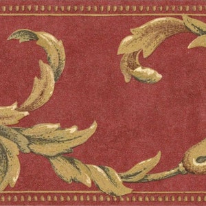Puede incluir: Un borde de papel tapiz rojo y dorado con un patrón repetitivo de hojas y remolinos estilizados.
