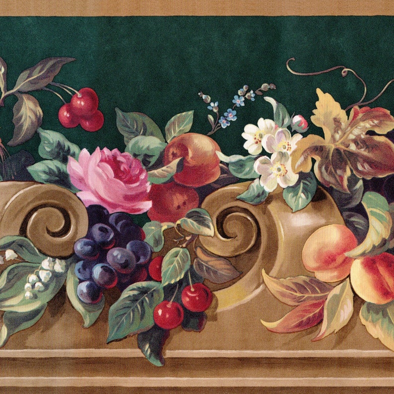 Puede incluir: Un borde de papel tapiz de estilo vintage que presenta una naturaleza muerta de frutas, flores y hojas. El borde es marr&oacute;n con un fondo verde y presenta una rosa rosa, cerezas rojas, uvas, melocotones y flores blancas.