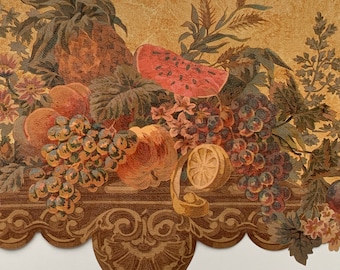 Puede incluir: Un borde de papel tapiz vintage con fondo marrón y borde festoneado. El borde presenta una naturaleza muerta de frutas, incluyendo una piña, una sandía, uvas, manzanas y limones. La fruta está dispuesta en un estante marrón con detalles ornamentados.