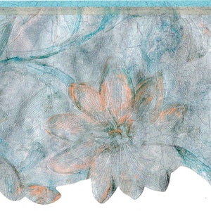 Op de afbeelding: Een blauwe en witte bloemige behangrand met een gegolfde rand. De bloemen zijn licht perzikkleurig met een donkerdere perzikkern.