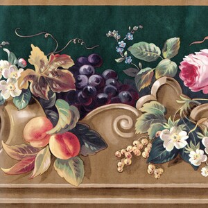 Puede incluir: Un borde de papel tapiz de estilo vintage que presenta una naturaleza muerta de frutas, flores y uvas. El borde est&aacute; pintado sobre un fondo marr&oacute;n con un fondo verde detr&aacute;s de las frutas y las flores.