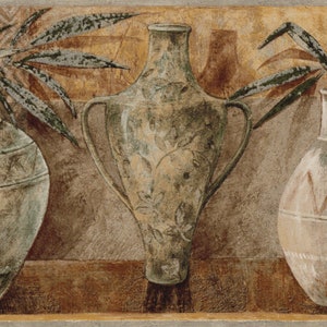 Puede incluir: Tres jarrones de cerámica decorativos en un esquema de color marrón, beige y blanco. Los jarrones están decorados con patrones geométricos y están dispuestos sobre una superficie marrón.