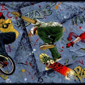 Op de afbeelding: Een blauwe achtergrond met kleurrijke graffiti en drie figuren die aan extreme sporten doen. Een figuur rijdt op een rode BMX-fiets, een ander op een skateboard en de derde op een snowboard. De afbeelding is een levendige en energieke weergave van actiesporten.