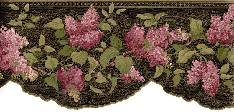 Op de afbeelding: Behangrand met bloemmotief. Het toont trossen roze seringen en groene bladeren tegen een zwarte achtergrond met een gouden filigraanpatroon. De rand heeft een geschulpte rand.