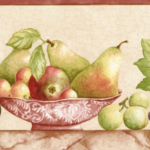 Op de afbeelding: Waterverfillustratie van diverse vruchten, waaronder peren, appels, vijgen en druiven. De vruchten zijn gerangschikt in een decoratieve rode kom en op een plank. De achtergrond is crèmekleurig met een craquelé-effect.