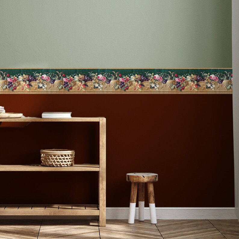 Puede incluir: Una estanter&iacute;a de madera con dos estantes, una cesta tejida en el estante superior y un peque&ntilde;o taburete de madera delante. La pared detr&aacute;s de la estanter&iacute;a est&aacute; pintada de color marr&oacute;n oscuro y tiene un borde decorativo con un dise&ntilde;o floral en tonos verdes, rosas y dorados.