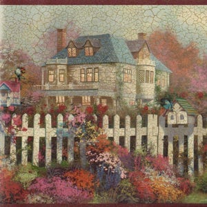 Può includere: Un bordo di carta da parati in stile vintage con una recinzione bianca a paletti e una casa affascinante sullo sfondo. La casa ha un tetto blu ed è circondata da un giardino lussureggiante con fiori colorati.