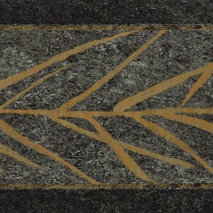 Moderne goldene Bambuszweigblatt-Tapetenbordüre auf schwarzem Hintergrund in Marmoroptik, vorgeklebt, 4 m x 26 cm.