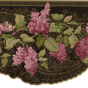 Op de afbeelding: Behangrand met een bloemmotief van roze seringenbloemen en groene bladeren op een zwarte achtergrond. De rand heeft een geschulpte rand en een decoratieve gouden rand.
