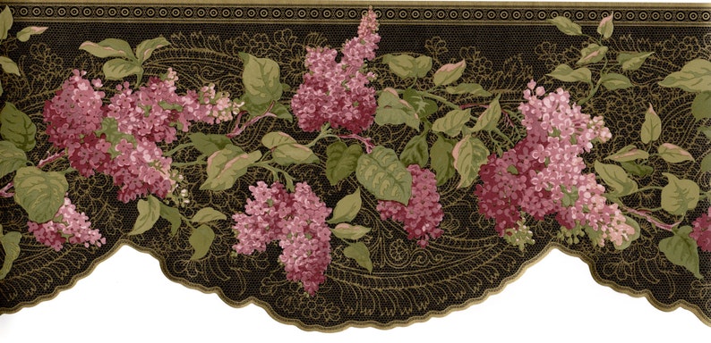 Op de afbeelding: Behangrand met een bloemmotief van roze seringenbloemen en groene bladeren op een zwarte achtergrond. De rand heeft een geschulpte rand en een decoratieve gouden rand.