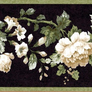 Puede incluir: Borde de papel pintado floral con flores blancas y beige, hojas y tallos verdes sobre un fondo oscuro. Una fina franja verde y beige enmarca el diseño.