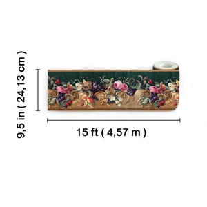 Puede incluir: Un rollo de cenefa de papel tapiz verde y dorado con un dise&ntilde;o floral que incluye rosas, uvas y melocotones. La cenefa tiene 24,13 cm de ancho y 4,57 m de largo.