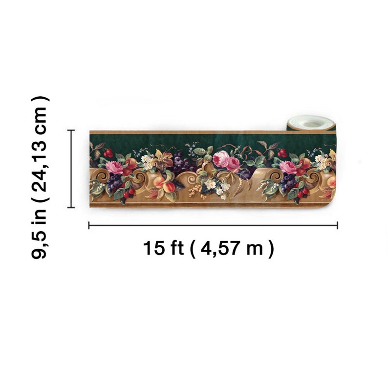 Puede incluir: Un rollo de cenefa de papel tapiz verde y dorado con un dise&ntilde;o floral que incluye rosas, uvas y melocotones. La cenefa tiene 24,13 cm de ancho y 4,57 m de largo.