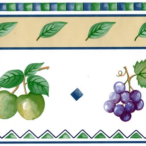 Könnte beinhalten: Eine dekorative Küchenbordüre mit weißem Hintergrund und einem sich wiederholenden Muster aus grünen Blättern, roten Kirschen, grünen Äpfeln, violetten Trauben und gelben Birnen. Die Bordüre ist mit einem blau-grünen Zickzackmuster verziert.